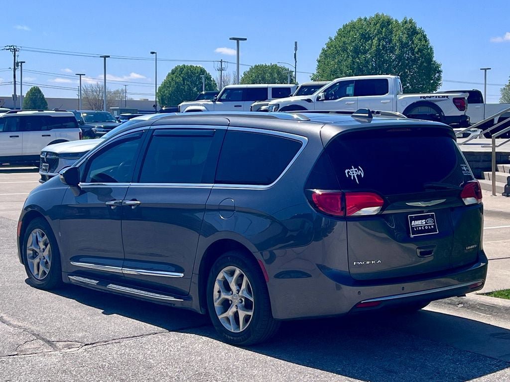 Used 2017 Chrysler Pacifica Limited w/ UConnect Theater Package FWD image 4