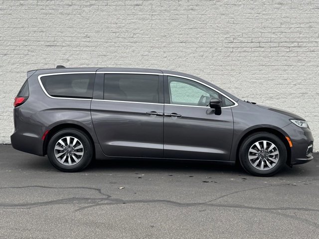 Used 2023 Chrysler Pacifica Touring-L image 2