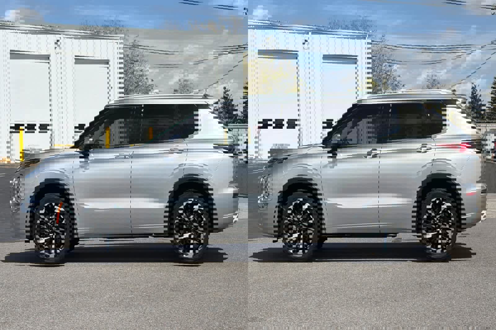 Used 2022 Mitsubishi Outlander SEL image 2