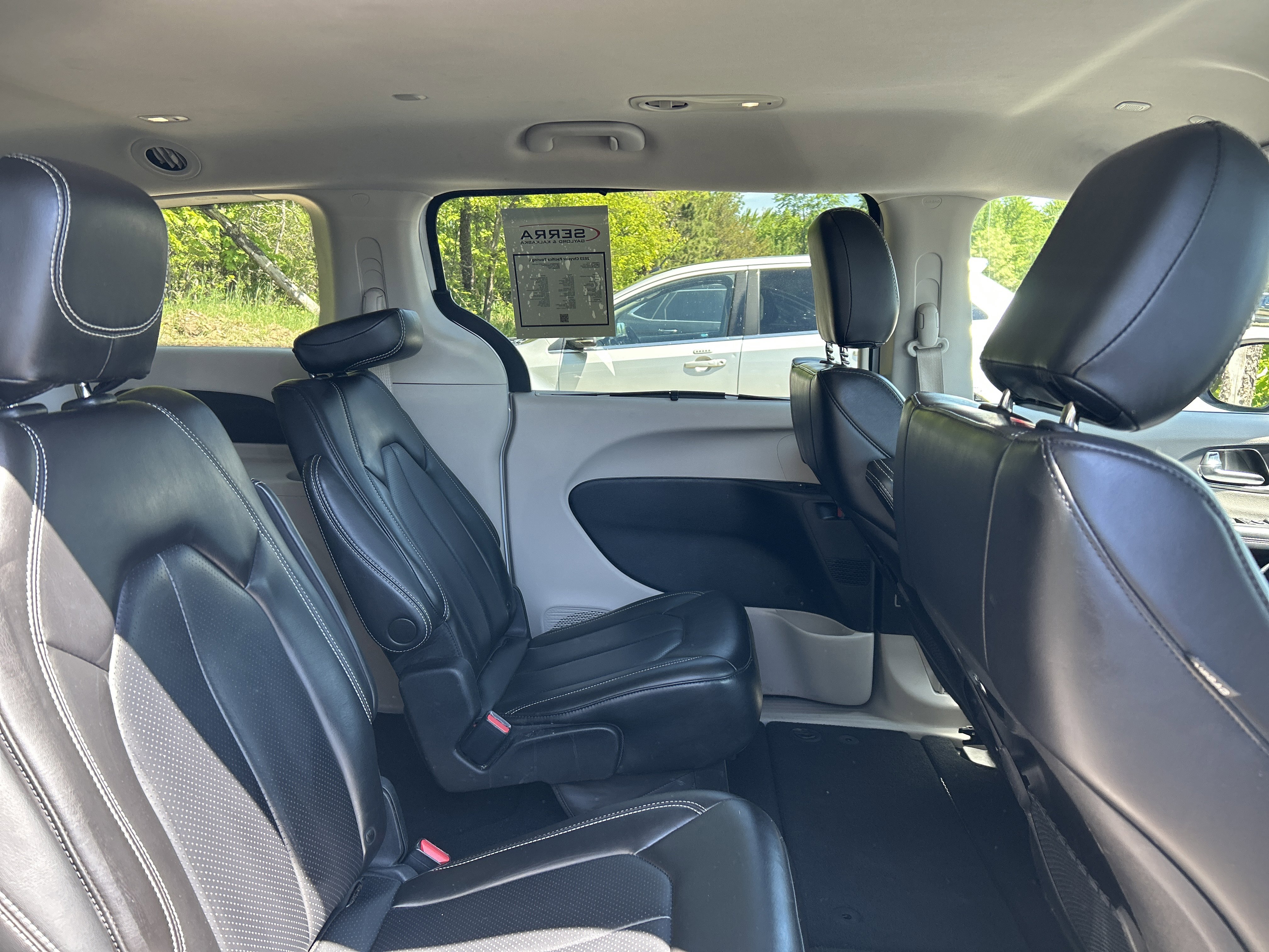 Used 2023 Chrysler Pacifica Touring-L FWD image 10