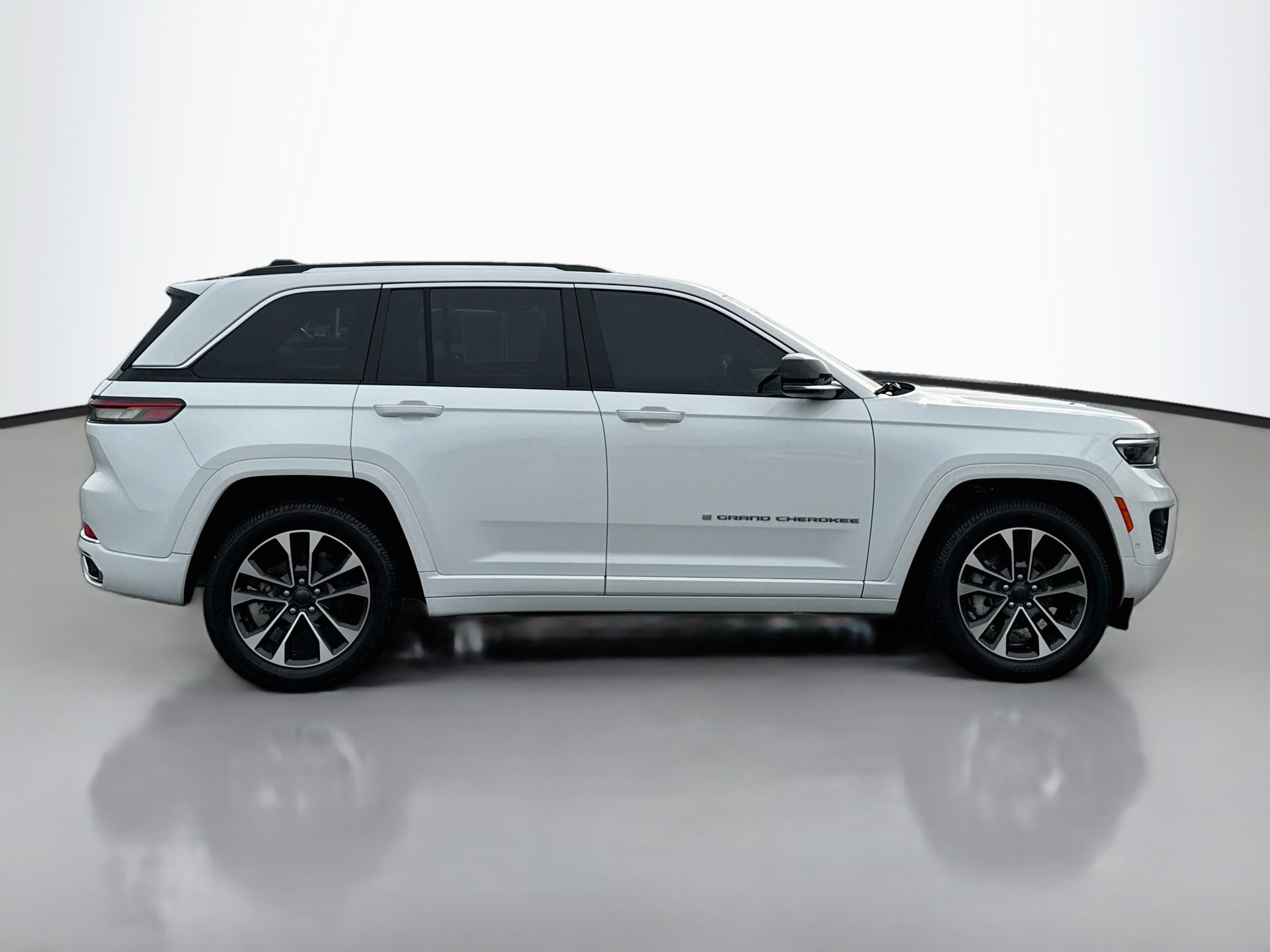 Used 2023 Jeep Grand Cherokee Overland AWD/4WD image 8