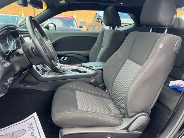 Used 2022 Dodge Challenger SXT w/ Driver Convenience Group RWD image 21