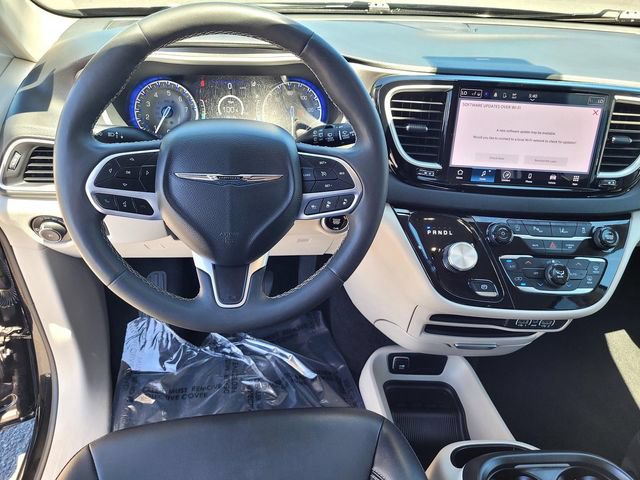 Used 2024 Chrysler Pacifica Touring-L FWD image 9