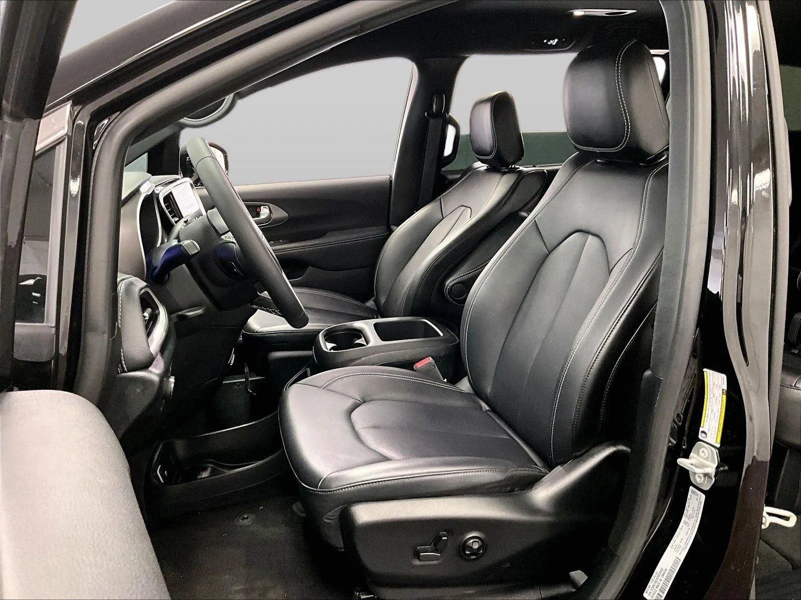 Used 2025 Chrysler Pacifica Select image 24