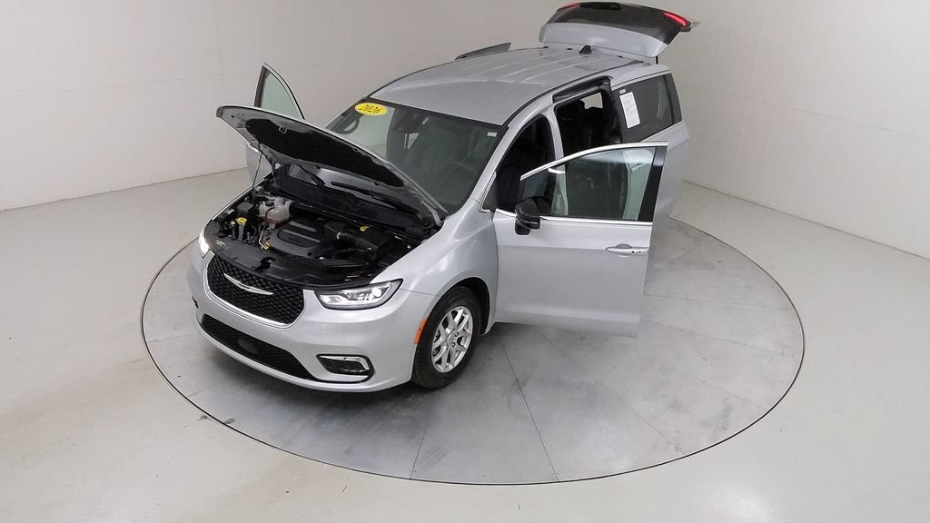 Used 2026 Chrysler Pacifica Select FWD image 41