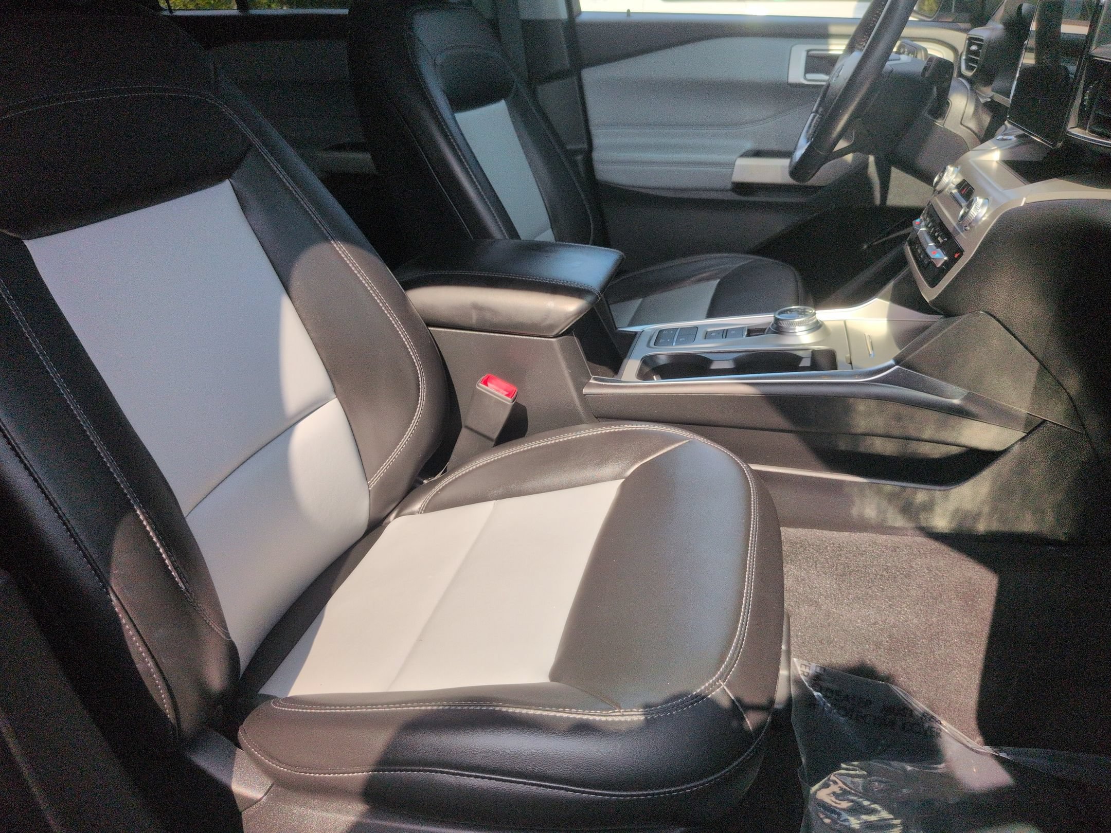 Certified 2022 Ford Explorer XLT w/ Equipment Group 202A RWD image 35