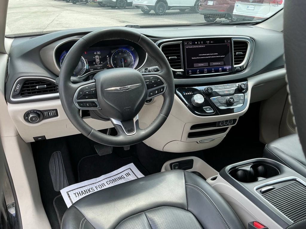 Used 2023 Chrysler Pacifica Touring-L FWD image 29