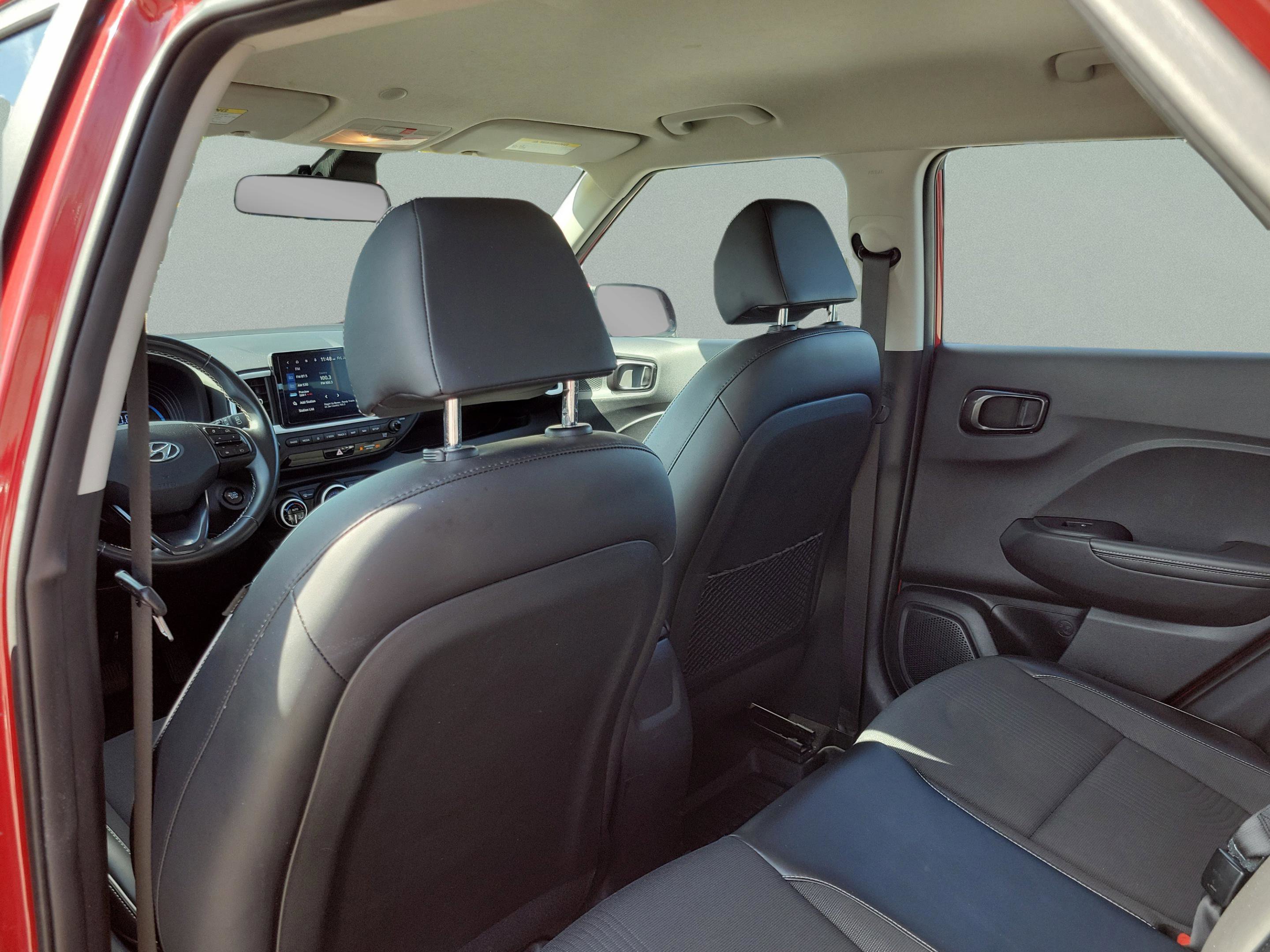 Used 2023 Hyundai Venue Limited image 19