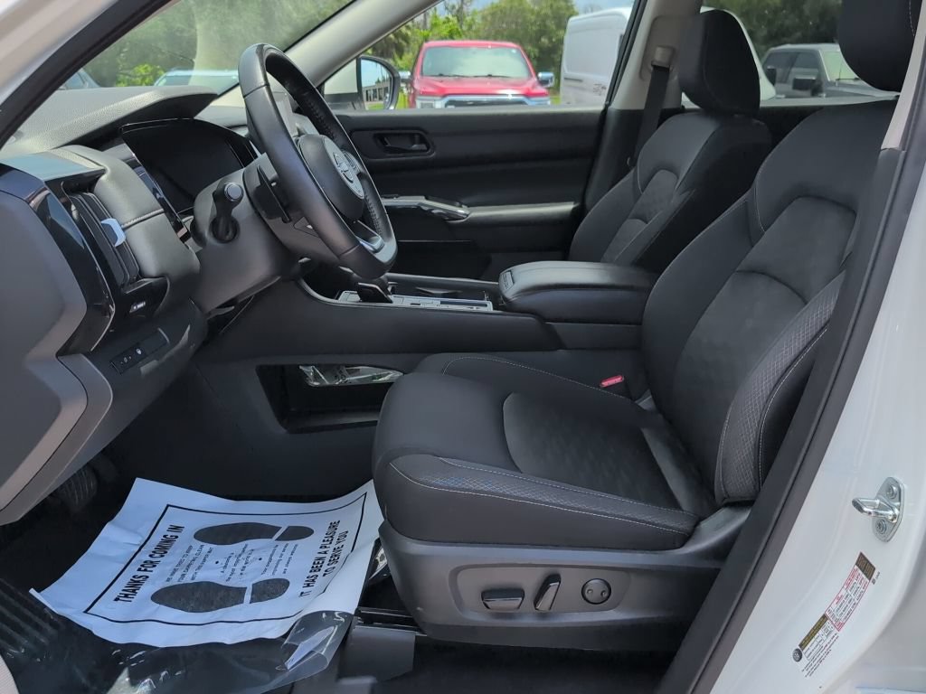 Used 2024 Nissan Pathfinder SV FWD image 8