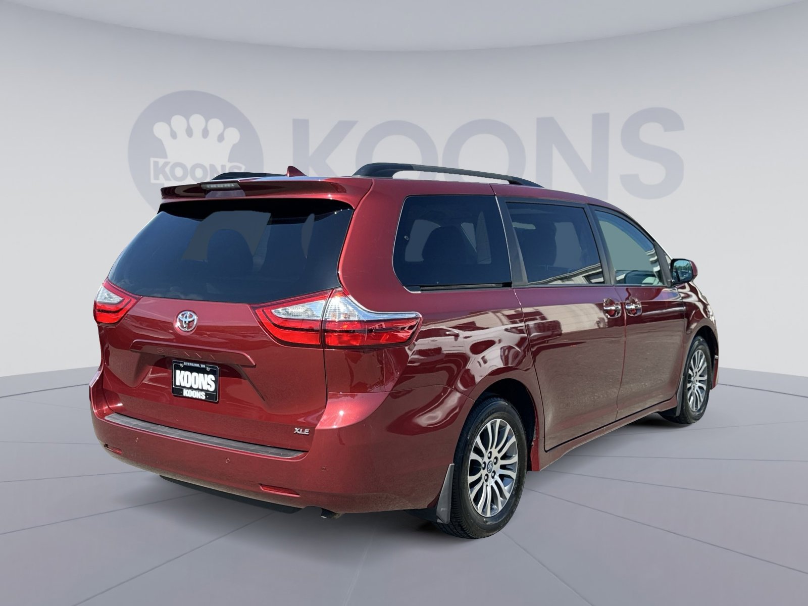 Used 2018 Toyota Sienna XLE w/ XLE Navigation Package FWD image 16