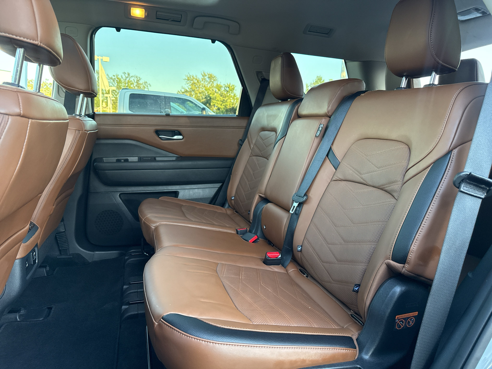 Used 2025 Nissan Pathfinder Platinum w/ Black Appearance Package FWD image 15