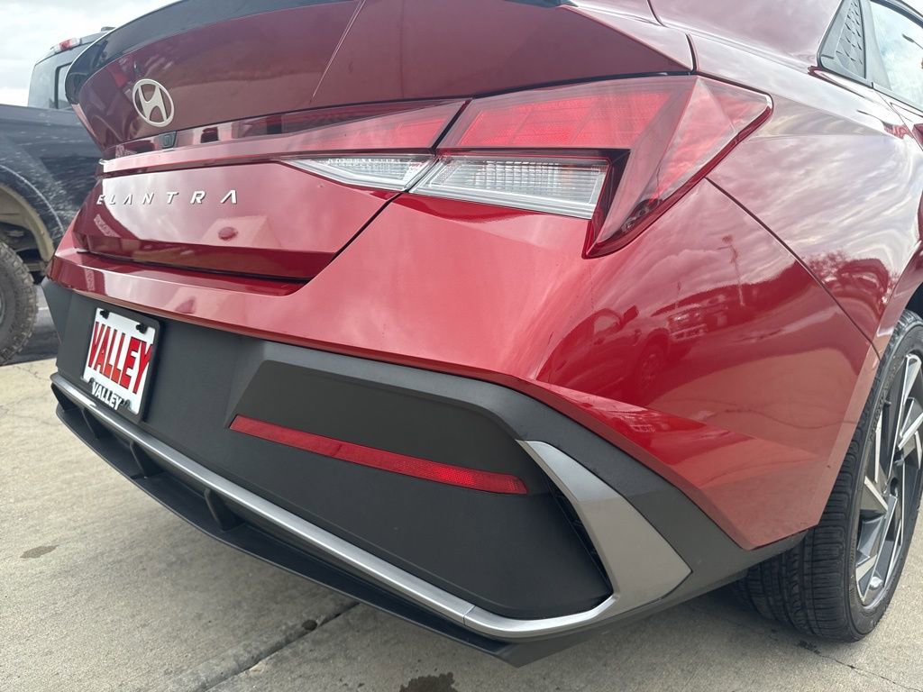 Used 2025 Hyundai Elantra Sport image 17