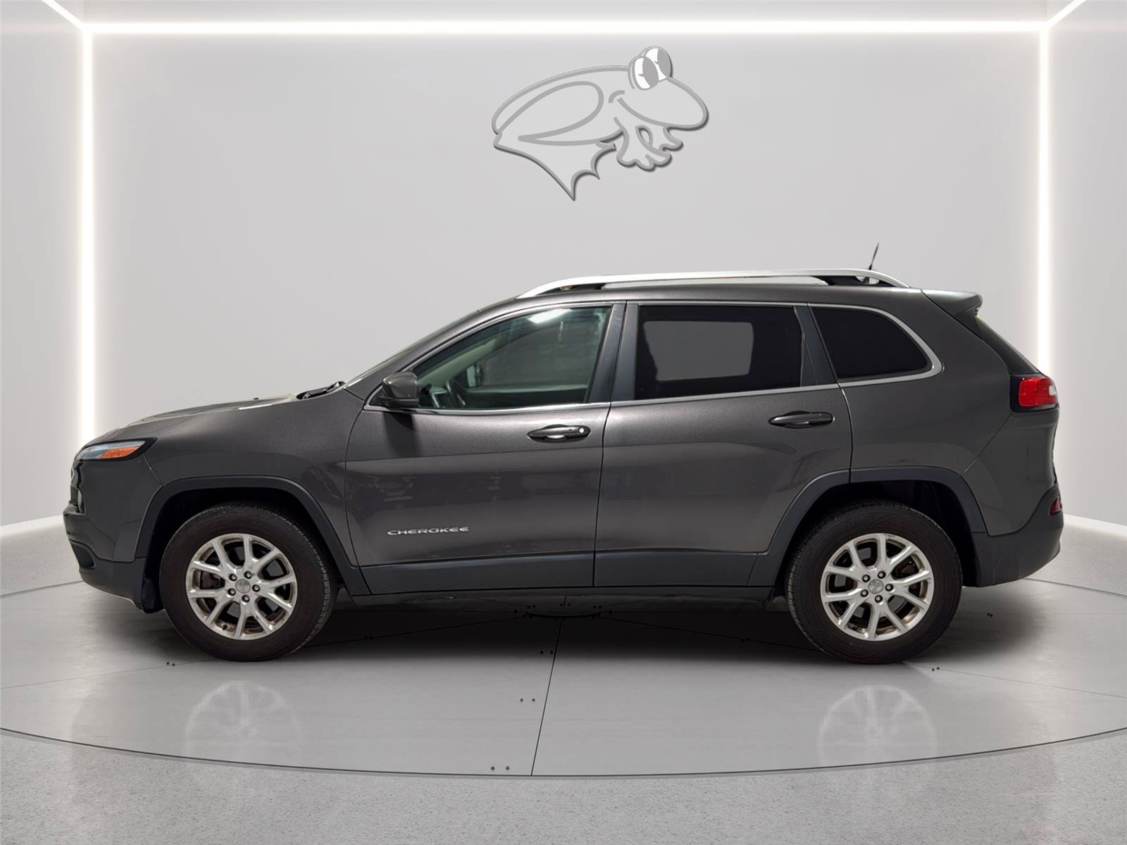 Used 2018 Jeep Cherokee Latitude Plus w/ Comfort/Convenience Group AWD/4WD image 2