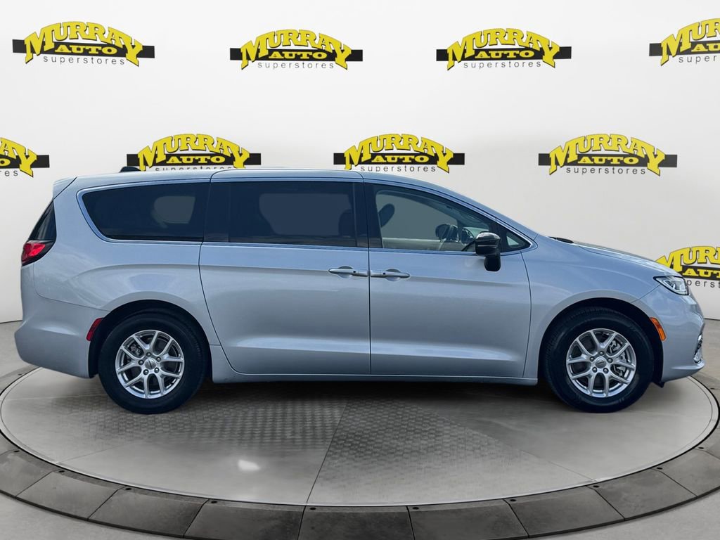 Used 2024 Chrysler Pacifica Touring-L image 6