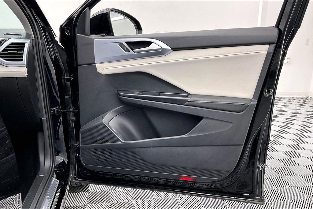 Used 2025 Volkswagen Taos SE image 24