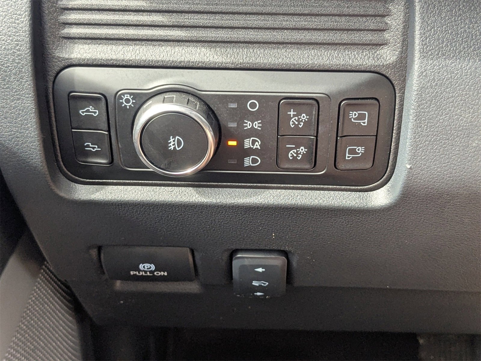 Certified 2025 Ford F250 Platinum w/ FX4 Off-Road Package image 28