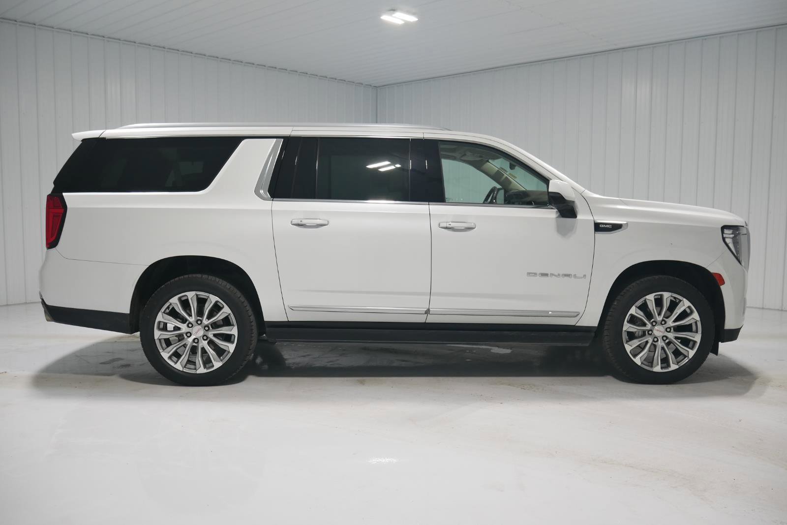 Used 2023 GMC Yukon XL Denali image 6