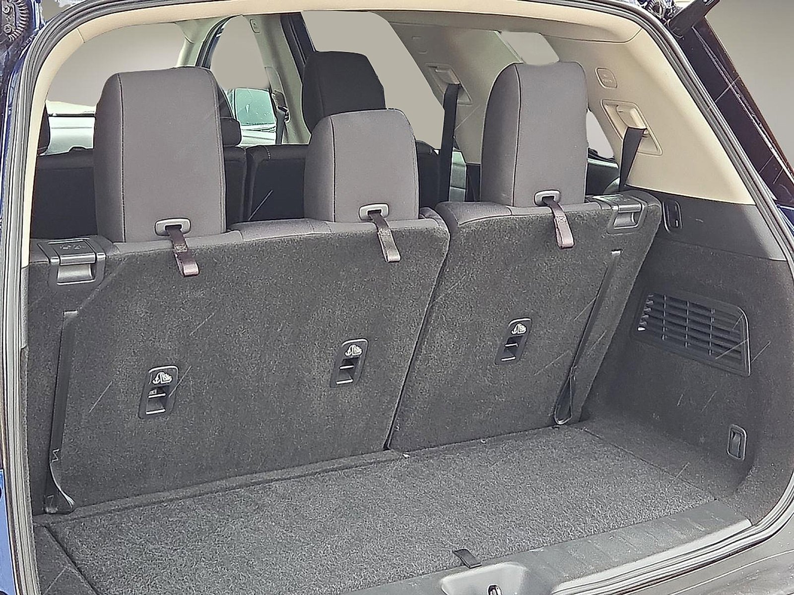 Used 2025 Nissan Pathfinder SV image 8