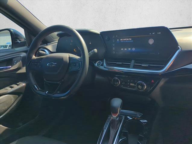 Used 2025 Chevrolet Trax RS image 28