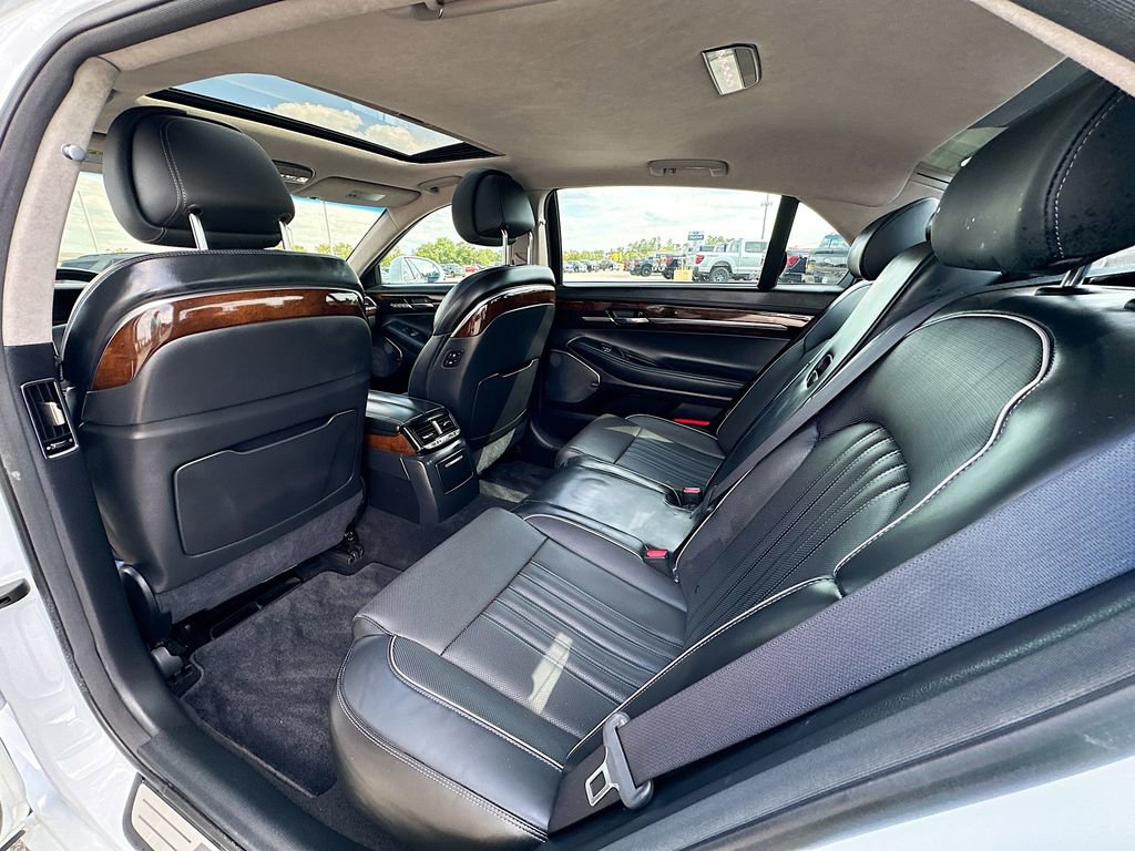 Used 2019 Genesis G90 3.3T Premium RWD image 4