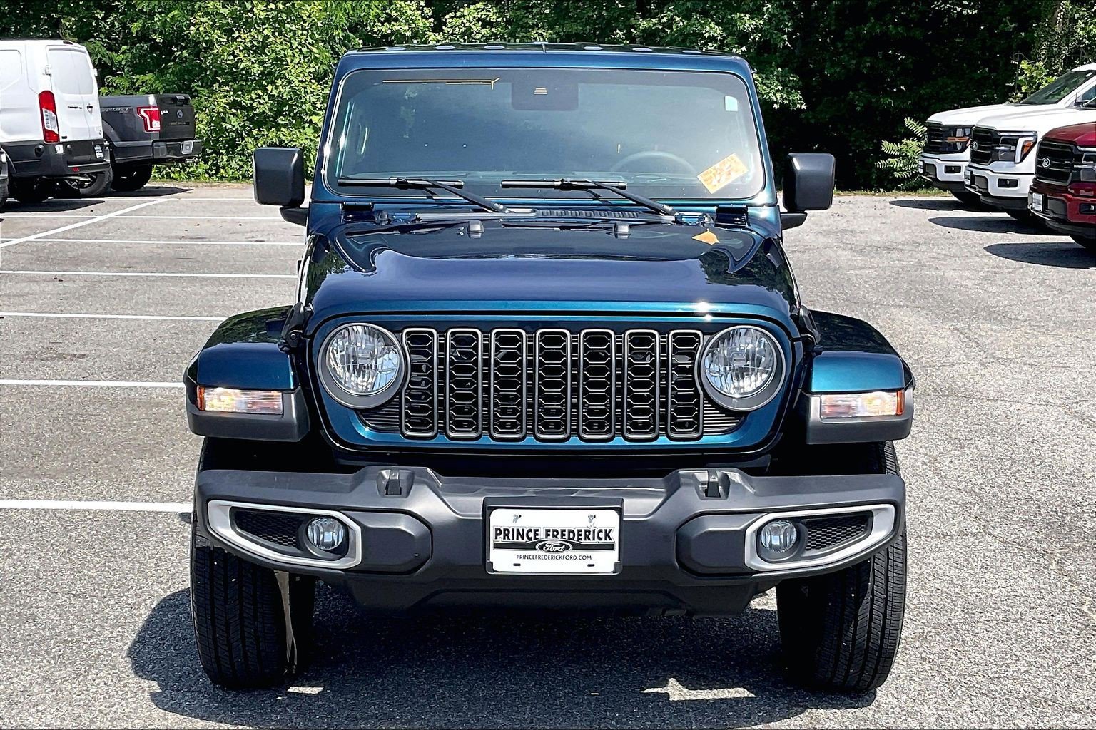 Used 2025 Jeep Gladiator Sport w/ Premium Package AWD/4WD image 2