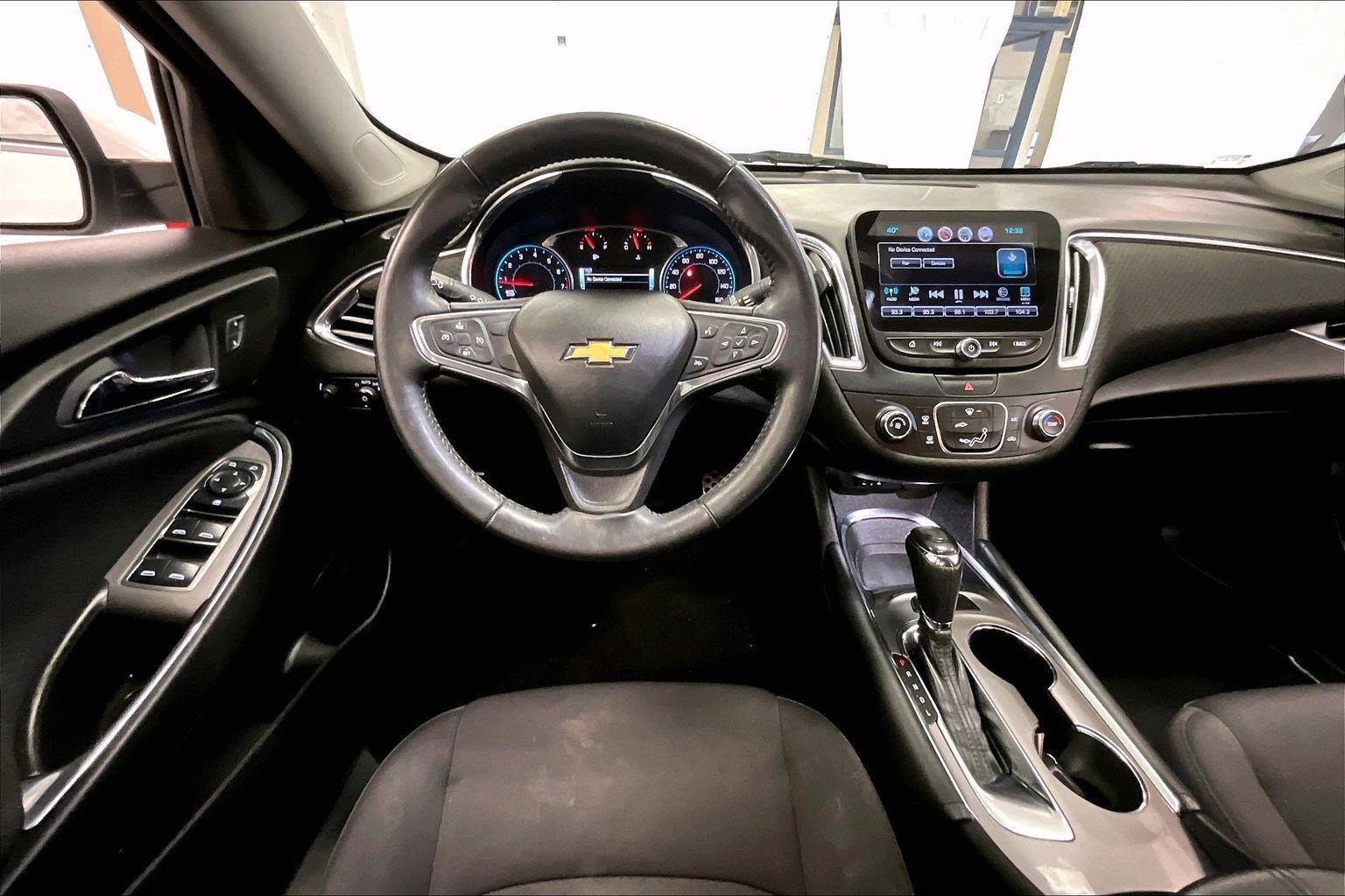 Used 2017 Chevrolet Malibu LT image 5