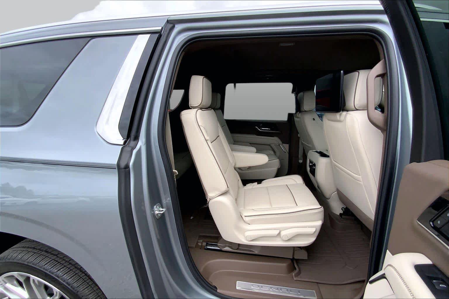 Used 2025 GMC Yukon XL Denali w/ Denali Reserve Package AWD/4WD image 20