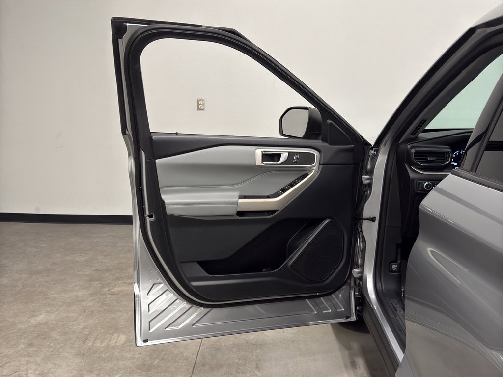 Certified 2021 Ford Explorer XLT w/ Equipment Group 202A image 9