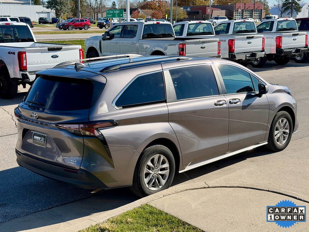 Used 2024 Toyota Sienna XLE image 3