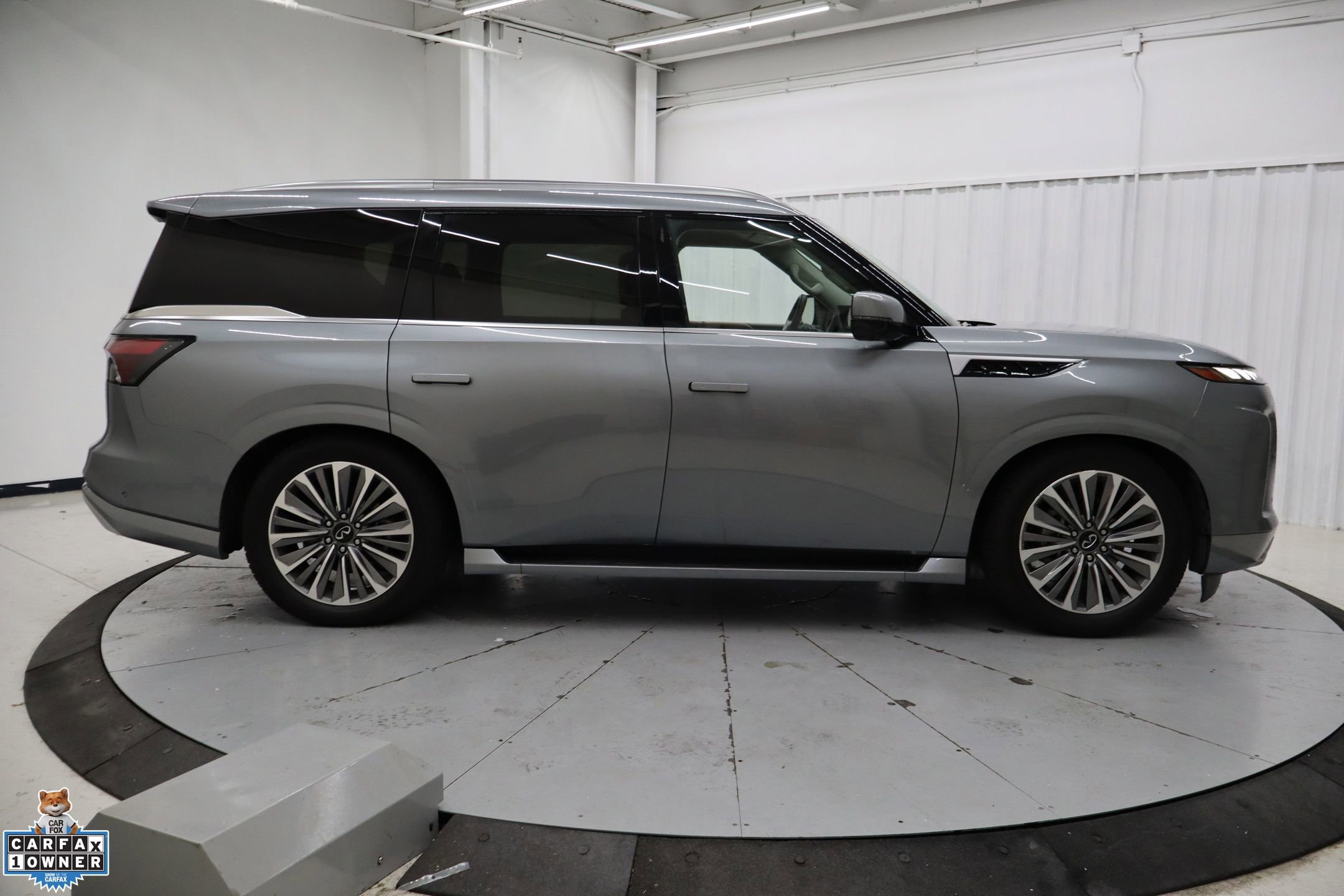 Used 2025 INFINITI QX80 Sensory image 2
