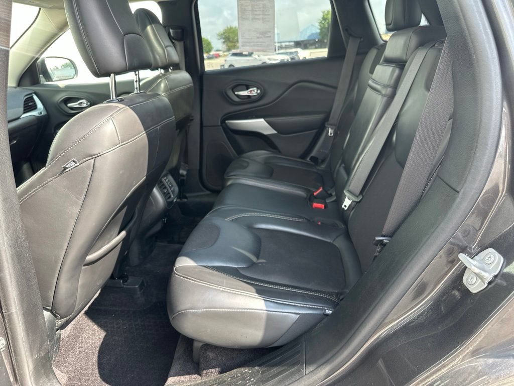 Used 2018 Jeep Cherokee Latitude Plus w/ Comfort/Convenience Group AWD/4WD image 18