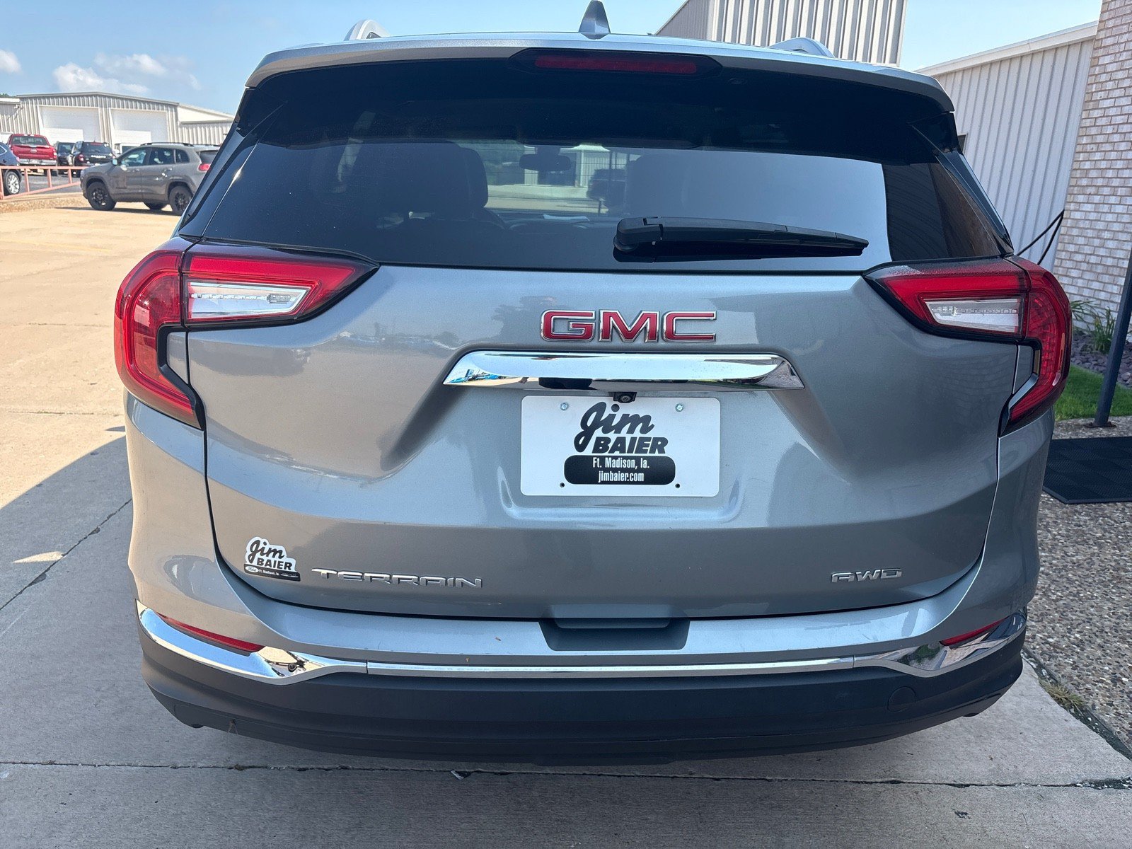Used 2024 GMC Terrain SLT AWD/4WD image 9