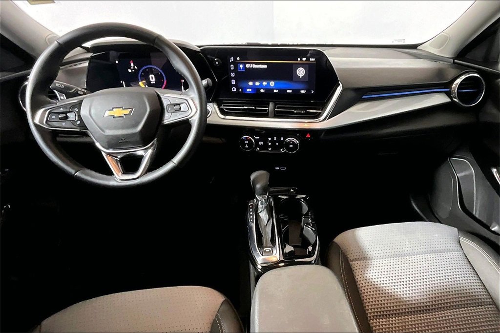 Used 2025 Chevrolet Trax LT w/ LT Convenience Package image 11