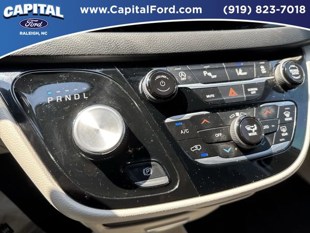 Used 2024 Chrysler Pacifica Touring-L FWD image 28