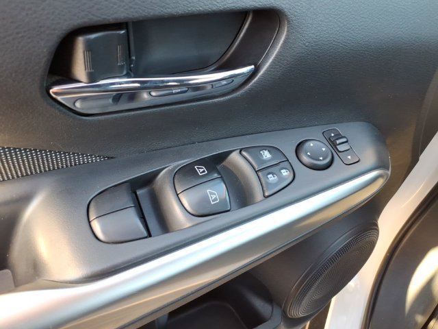 Used 2018 Nissan Kicks SV FWD image 20