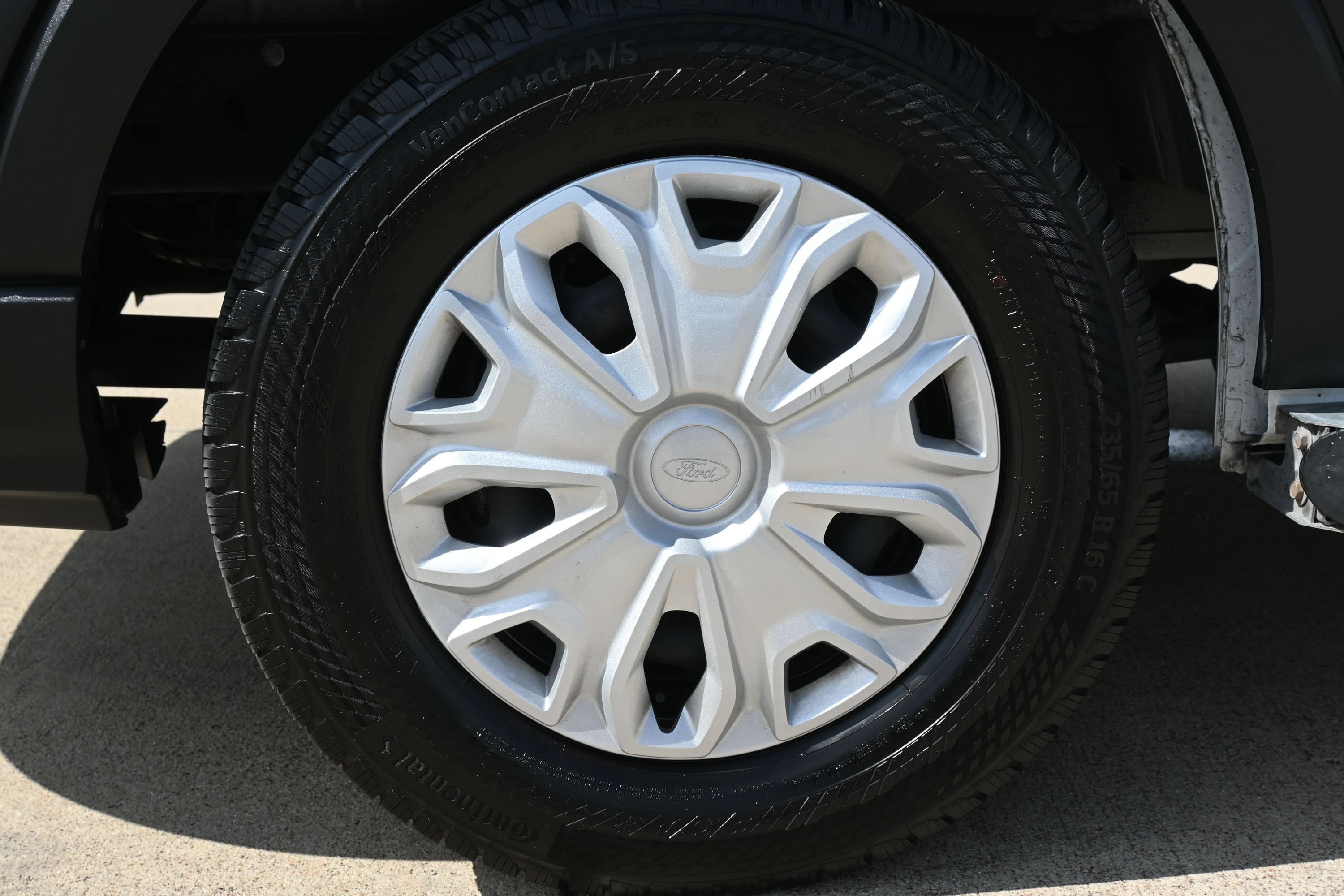 Certified 2025 Ford Transit 250 Low Roof w/ Exterior Upgrade Package RWD image 4