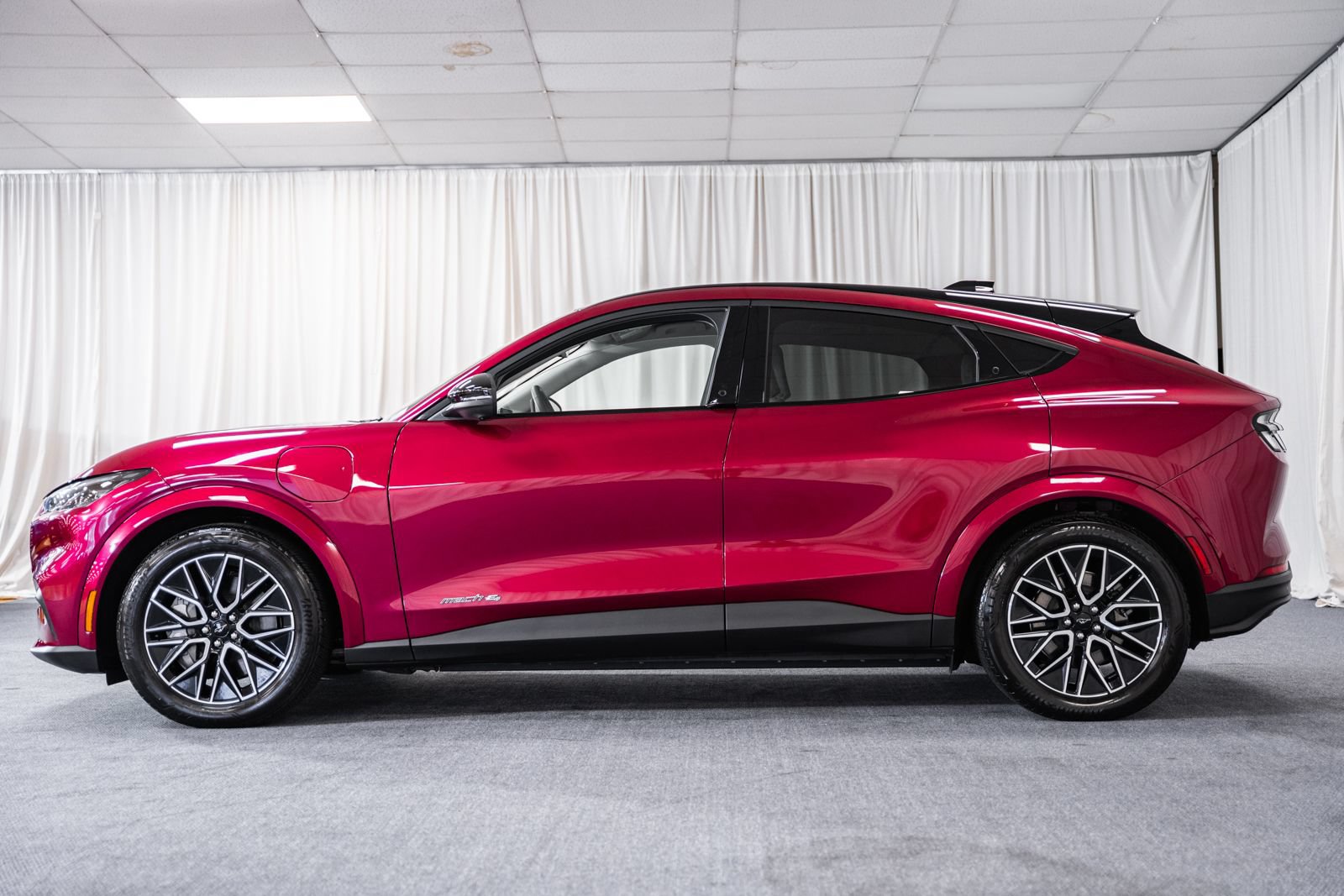Certified 2025 Ford Mustang Mach-E Premium AWD/4WD image 4