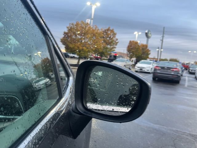 Used 2022 Chrysler Voyager LX image 11