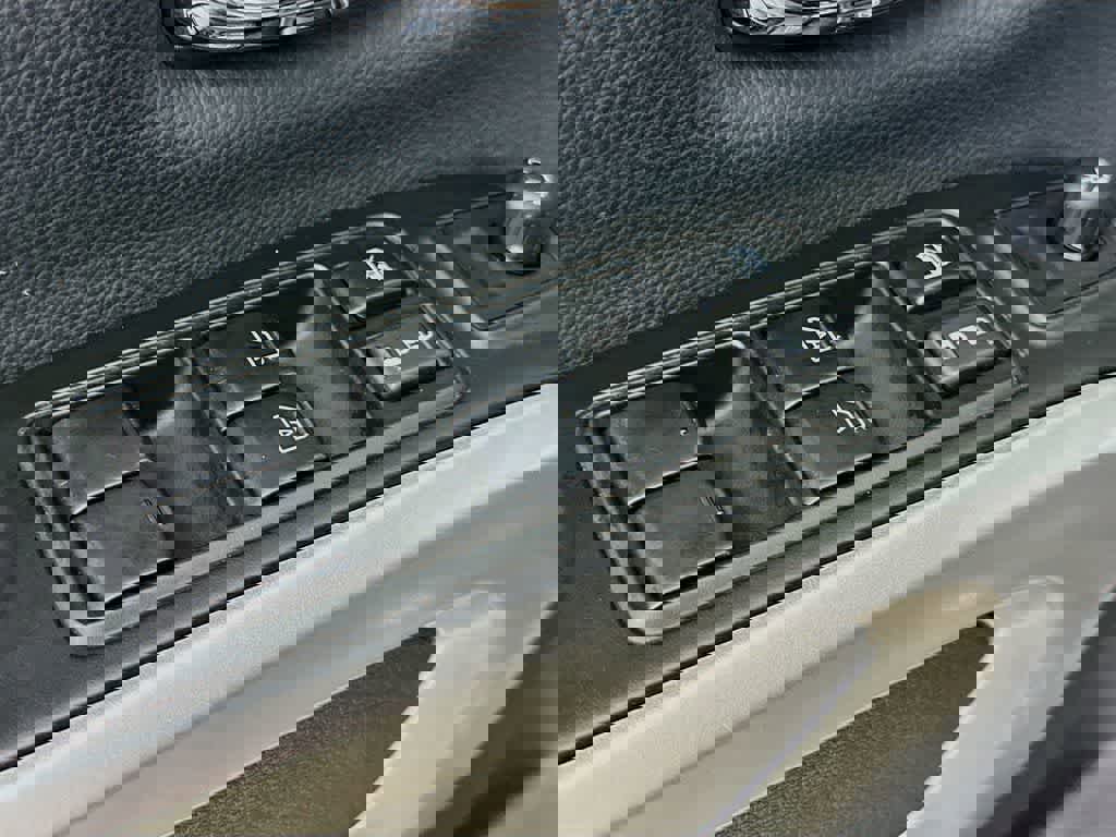 Used 2024 Nissan Titan SV w/ SV Convenience Package image 29