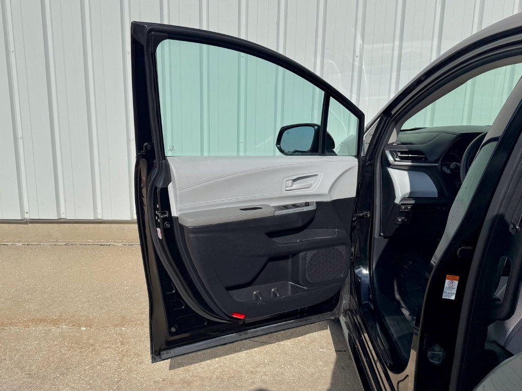 Used 2025 Toyota Sienna LE FWD image 15