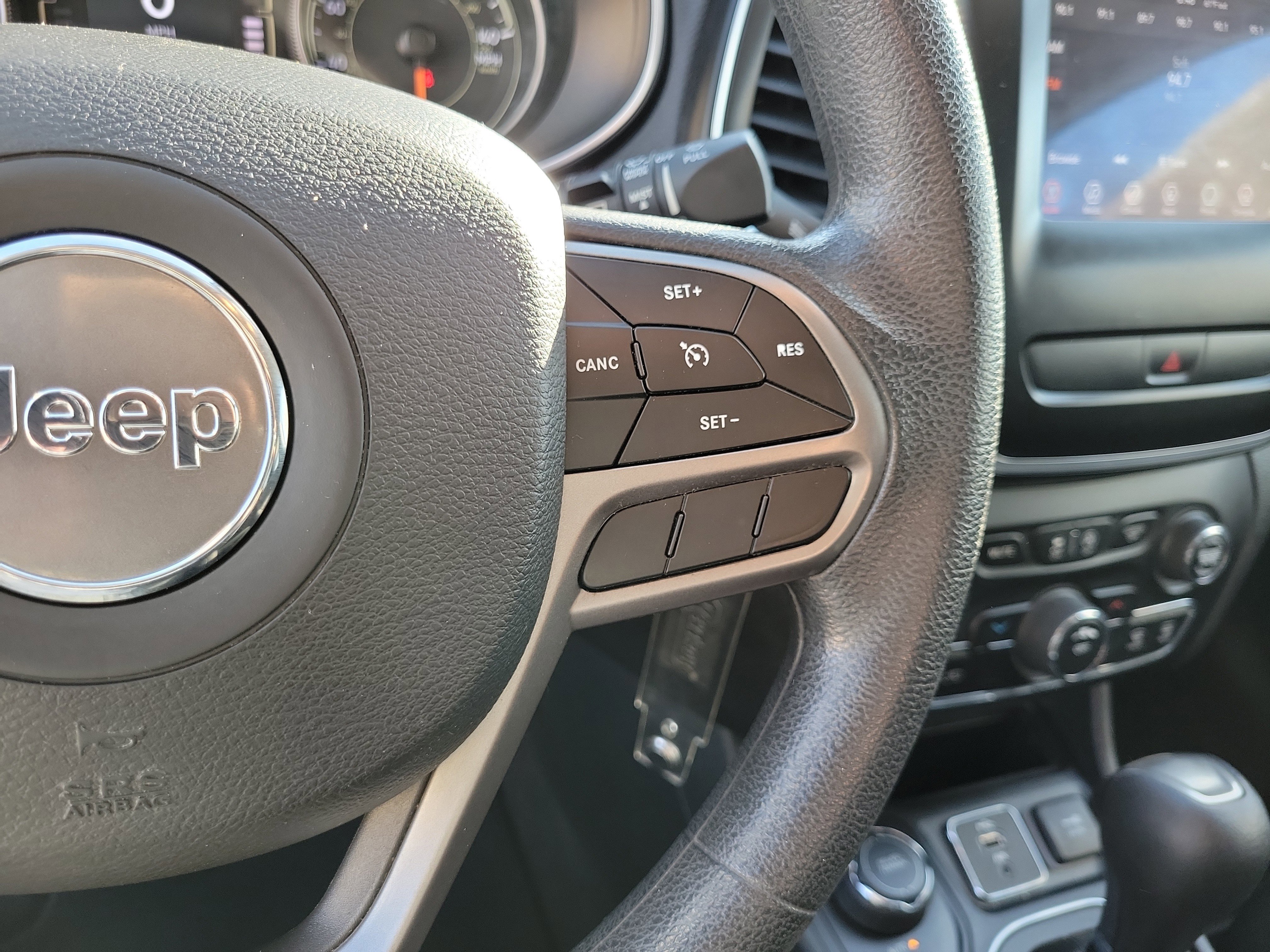 Used 2019 Jeep Cherokee Latitude w/ Popular Appearance Group image 8