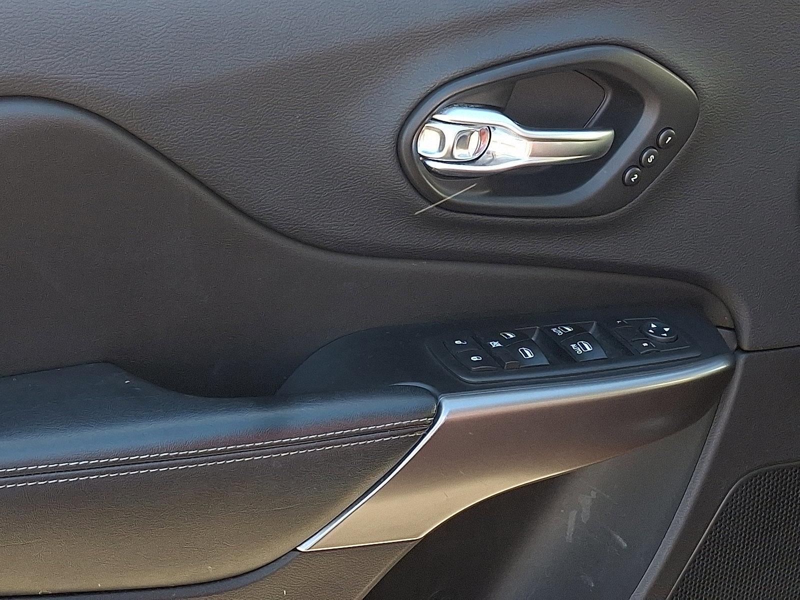 Used 2019 Jeep Cherokee Limited image 12