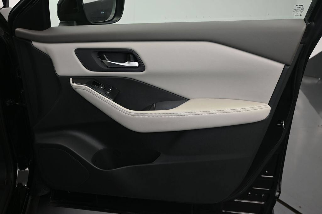 Used 2025 Nissan Rogue SV FWD image 15