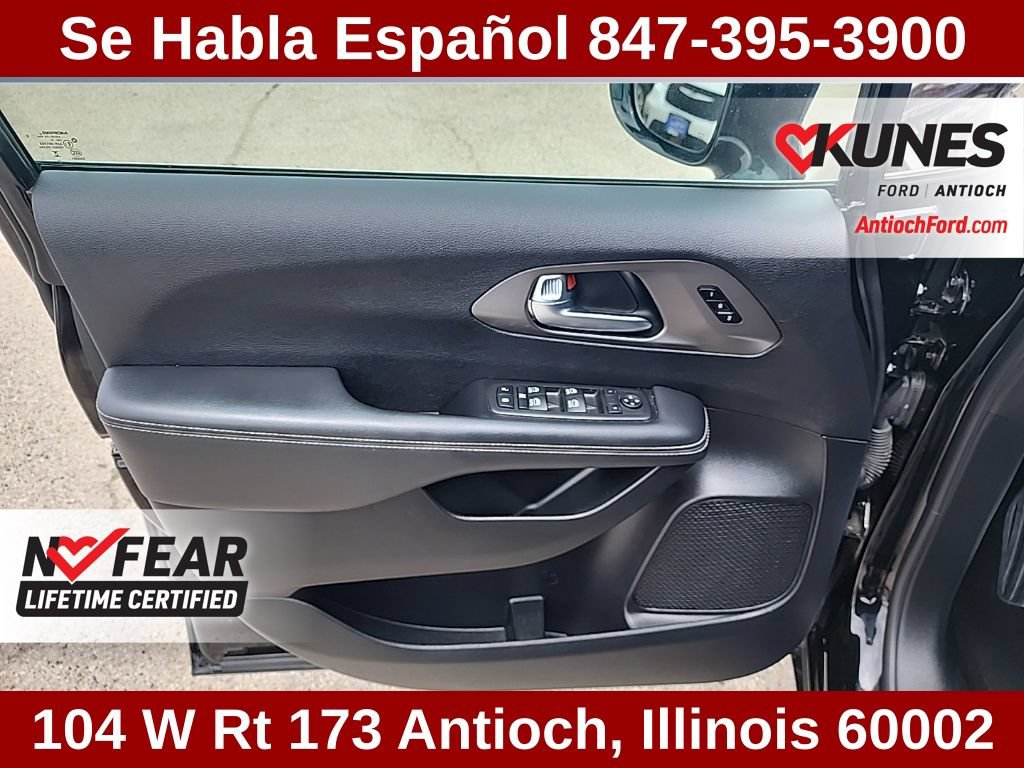 Used 2025 Chrysler Pacifica Select FWD image 54