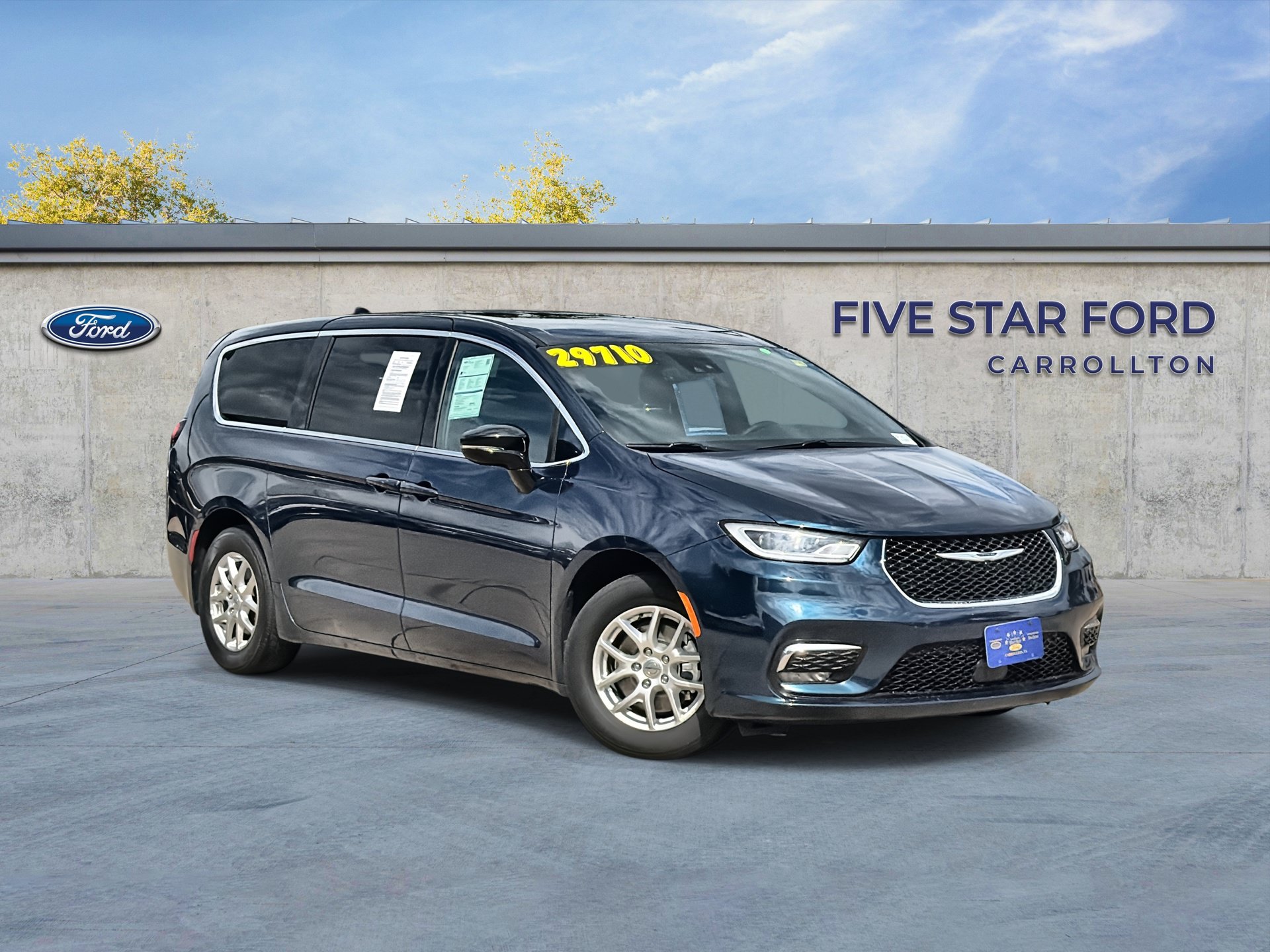 Used 2025 Chrysler Pacifica Select