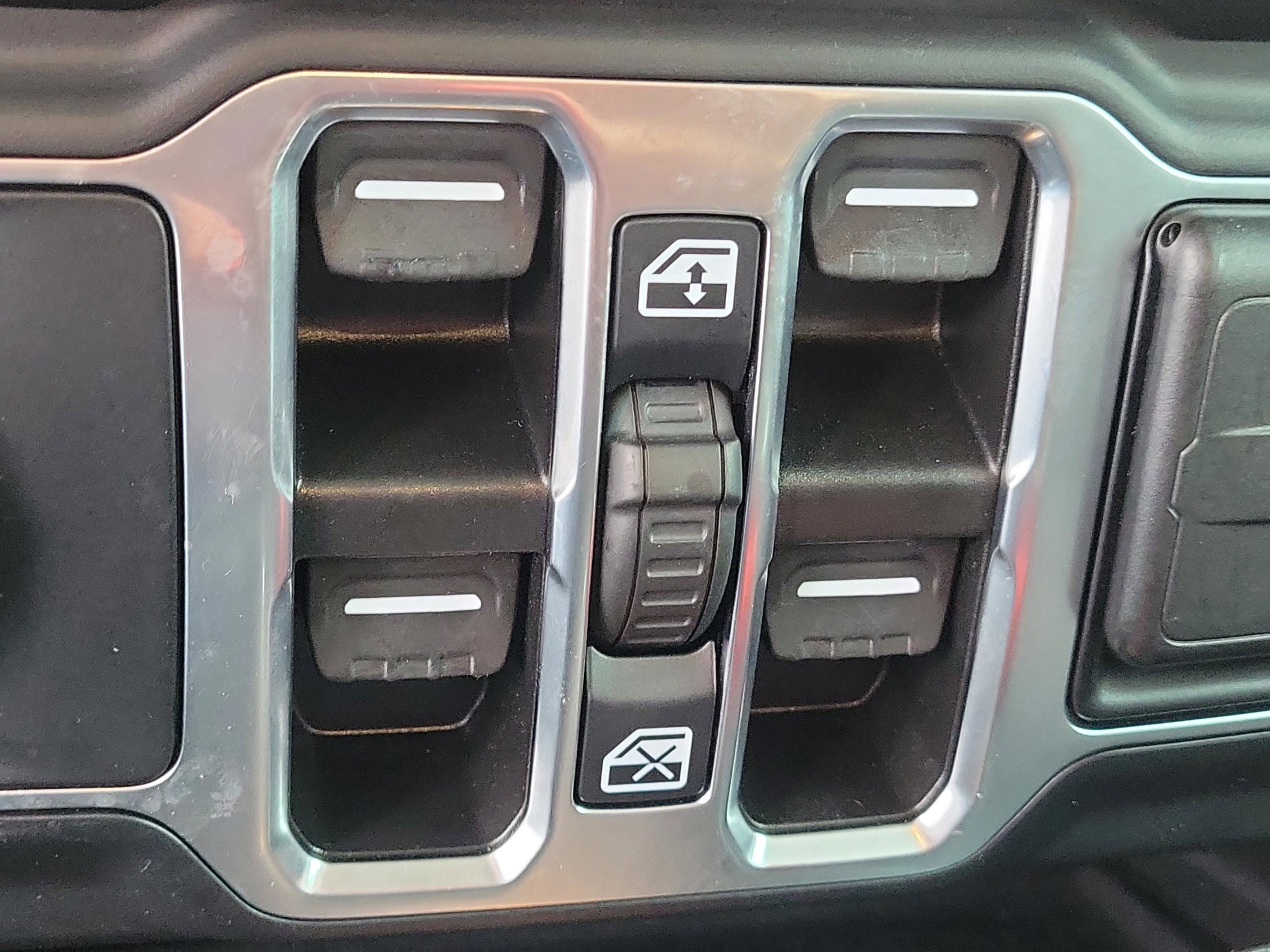 Used 2022 Jeep Gladiator Overland w/ Cold Weather Group image 9