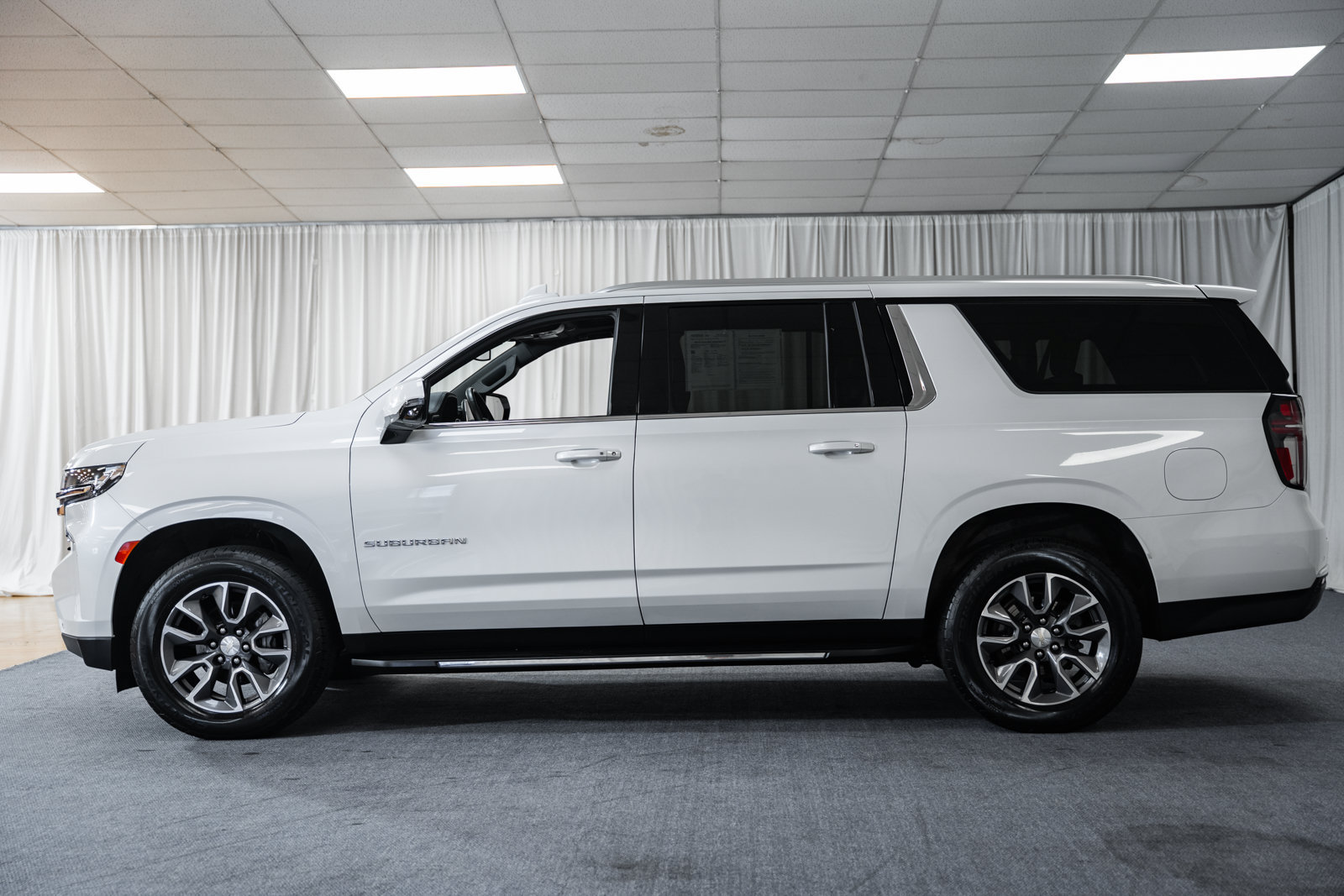 Used 2023 Chevrolet Suburban LT w/ Luxury Package AWD/4WD image 5