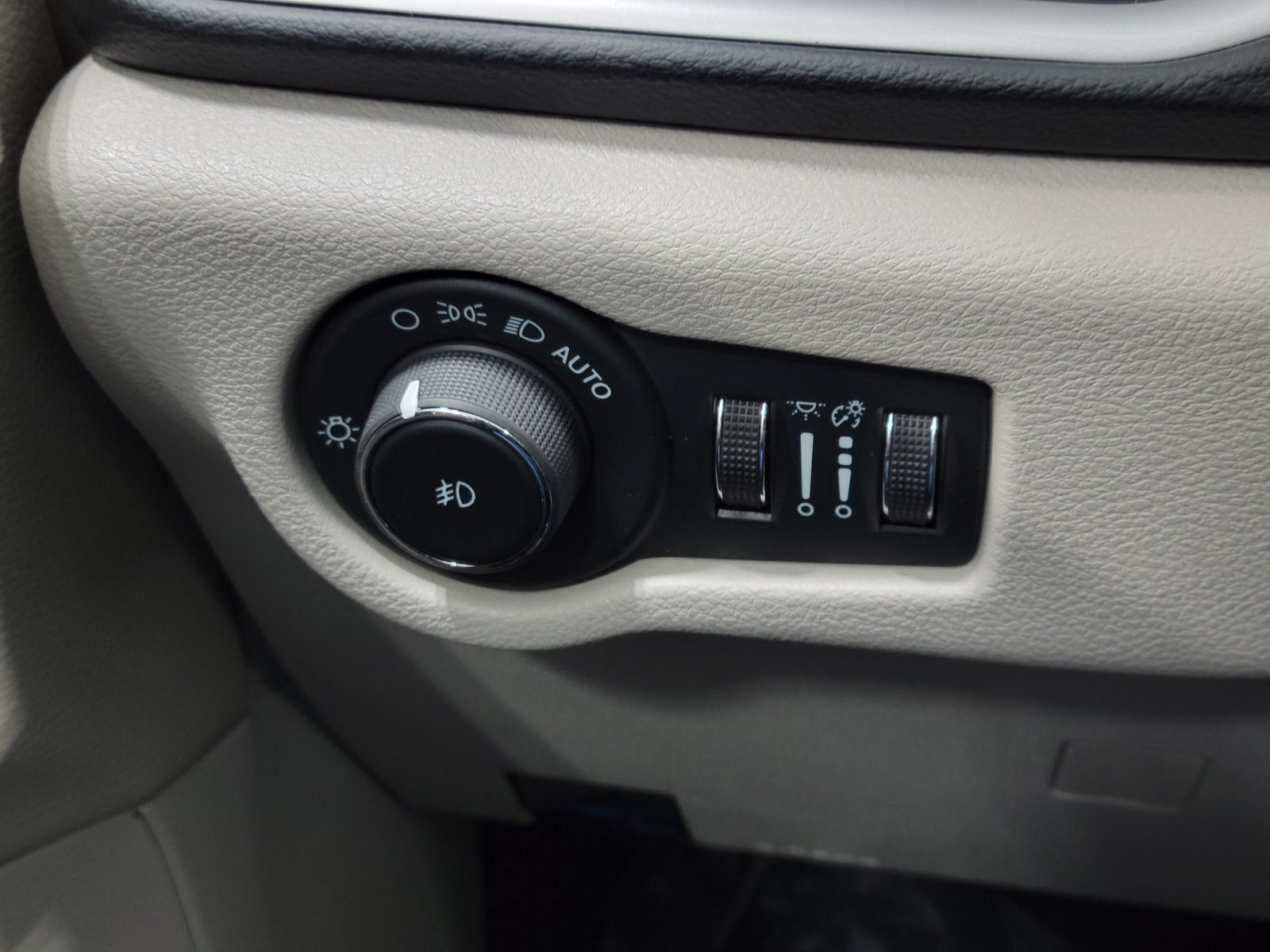Used 2023 Chrysler Pacifica Touring-L FWD image 14