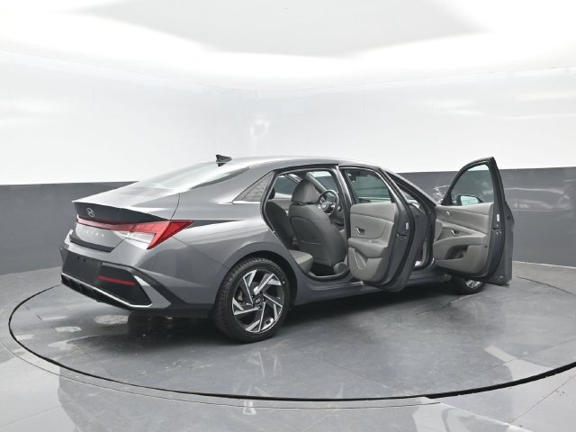 Used 2025 Hyundai Elantra SEL FWD image 29