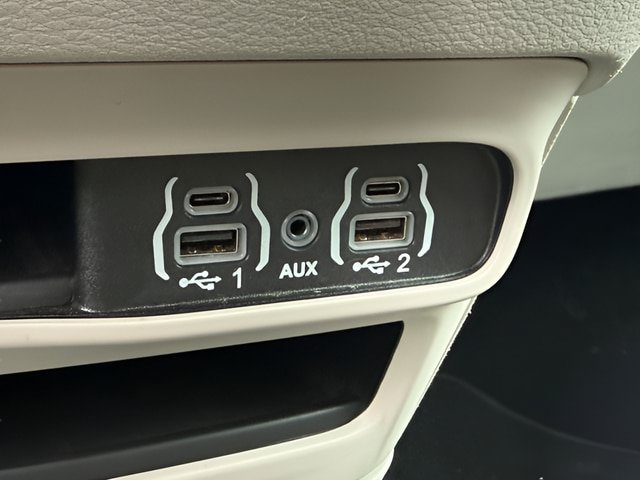 Used 2024 Chrysler Pacifica Touring-L FWD image 14